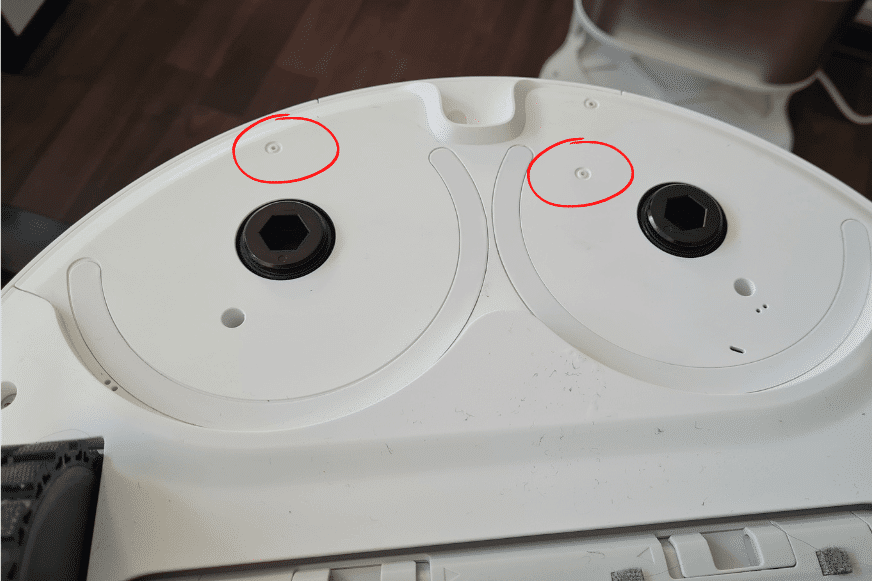 Die Wasserdüsen des Dreame L10s Ultra sind in der Nahaufnahme zu sehen.